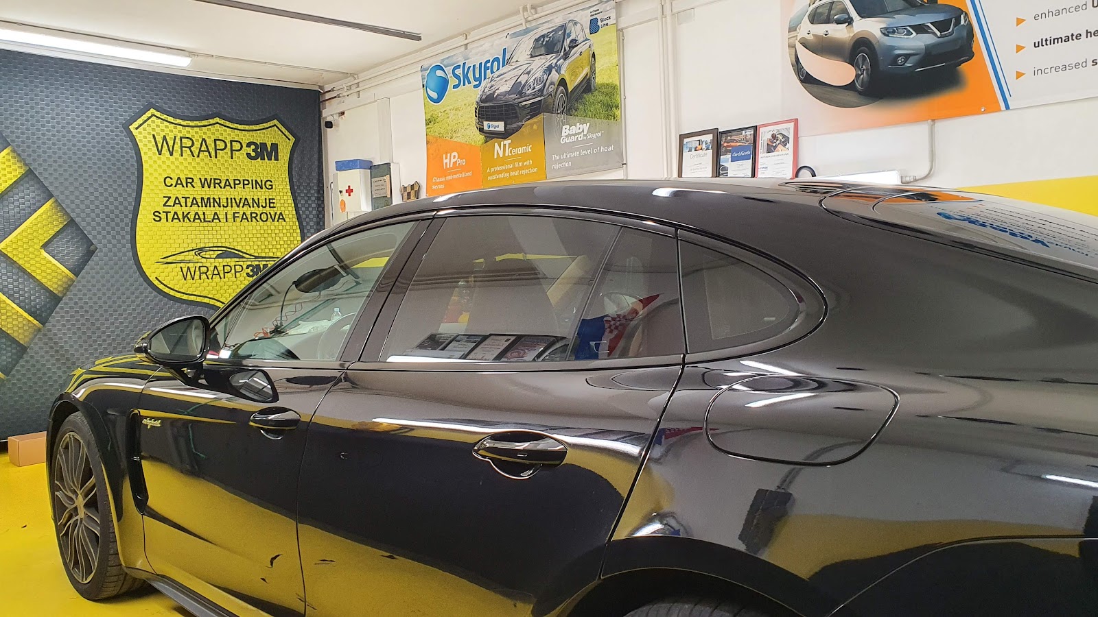 Porsche Panamera sa zatamnjenim staklima u radioni WRAPP